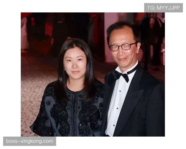 伏明霞出席活动那阵仗，看着就知道不是普通人逛街的预算